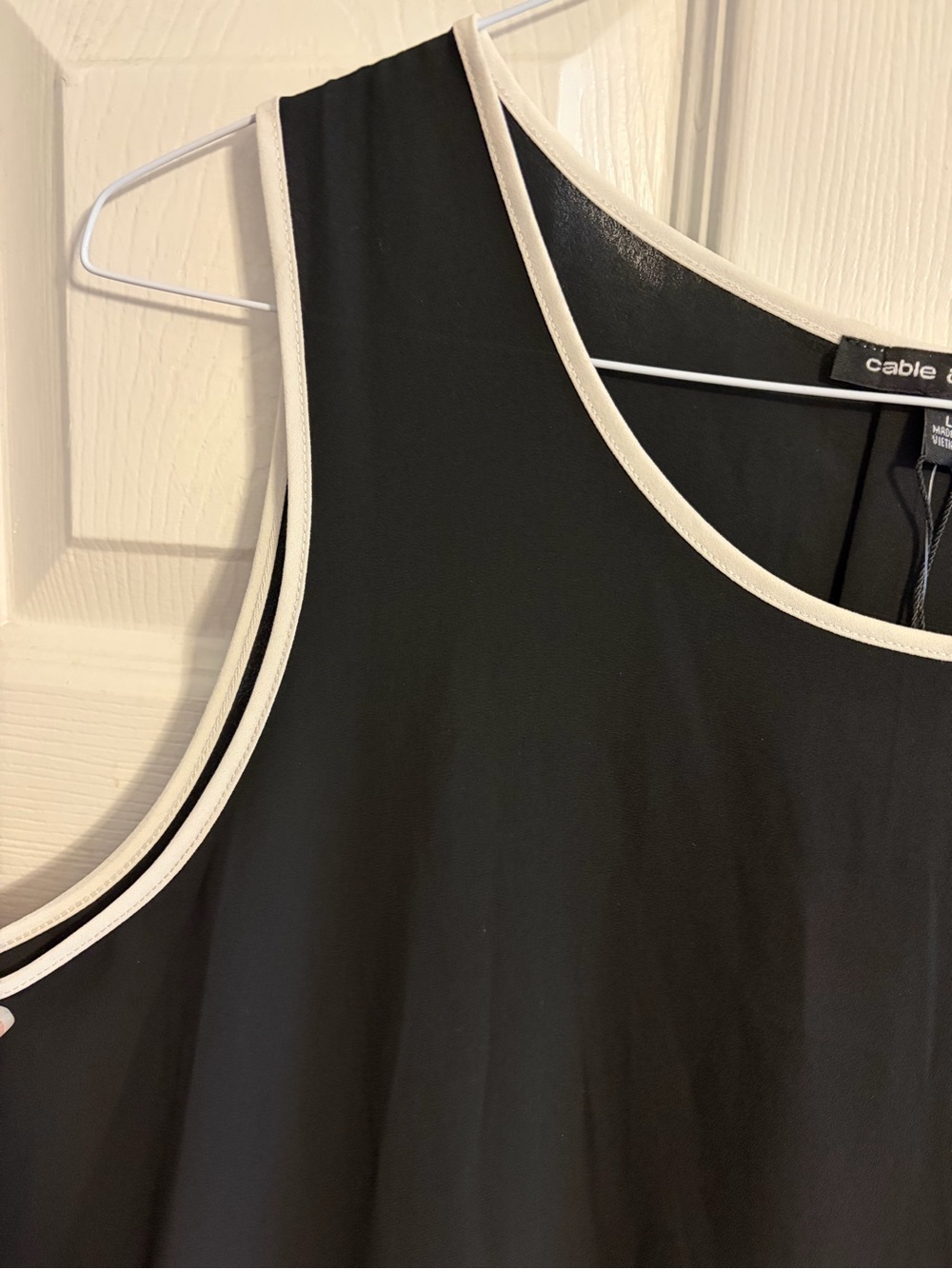 Cable & Gauge Black Sleeveless Blouse White Contrast Trim Hem NWT Size L - Picture 3 of 9